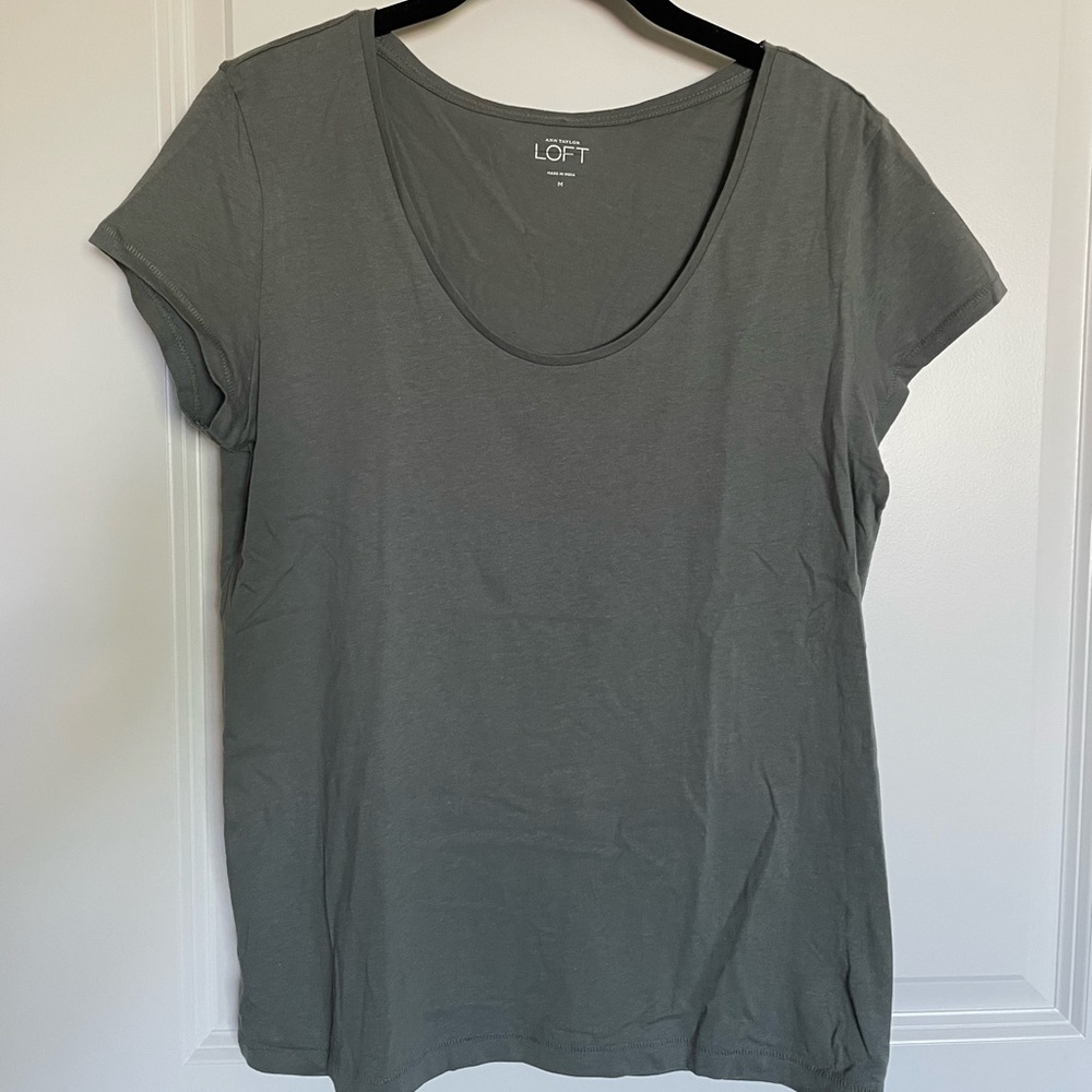 NWOT Loft Khaki Green Scoop Neck T-Shirt (Size M)
